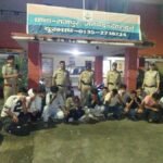 सार्वजनिक स्थानों पर शराब पीने वालों के विरुद्ध पुलिस ने चलाया अभियान, 40 शराबियों को हिरासत में लेकर पुलिस की बस सेवा से लाया गया थाने