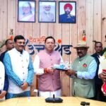 सीएम धामी से मंत्रीगण, विधायकगण, भारतीय प्रशासनिक सेवा, पुलिस तथा वानिकी सेवाओं के अधिकारी गणों और प्रदेशभर से आए लोगों ने भेंट कर दीपावली पर्व की हार्दिक शुभकामनाएं दीं