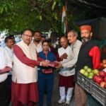 कैबिनेट मंत्री गणेश जोशी ने हाथीबड़कला बाजार में दुकानदारों से मुलाकात कर उन्हें दीपावली की दी बधाई
