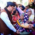 मुख्यमंत्री धामी पिथौरागढ़ जनपद स्थित पैतृक गांव टुंडी-बारमौं पहुंचे, मां के साथ पैतृक गांव पहुंच भावुक हुए सीएम