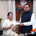 मुख्यमंत्री राहत कोष के लिए पर्वतारोही बछेंद्री पाल ने प्रदान किया 10 लाख का चेक, राज्य महिला उद्यमिता परिषद की उपाध्यक्ष श्रीमती विनोद उनियाल ने मुख्यमंत्री को सौंपा चेक