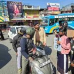 सड़क दुर्घटनाओ की रोकथाम हेतु लगातार प्रयासरत दून पुलिस, जागरूकता कार्यक्रम के पश्चात यातायात नियम का पालन न करने वाले 35 दुपहिया वाहन चालकों के विरुद्ध की चालानी कार्रवाई