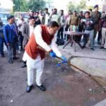 मुख्यमंत्री धामी का आईएसबीटी देहरादून में औचक निरीक्षण, गंदगी देखकर खुद उठाई झाड़ू, सीएम धामी बोले-अगली बार आऊँगा तो व्यवस्थाएँ पूरी तरह दुरुस्त दिखनी चाहिए