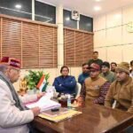 सेवारत सैनिकों के परिजनों को स्थानांतरण अधिनियम में छूट देने की मांग को लेकर सैनिक कल्याण मंत्री गणेश जोशी से पूर्व सैनिकों ने की मुलाकात