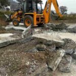 अवैध प्लॉटिंग पर एमडीडीए का सख्त प्रहार, 2026 में भी उपाध्यक्ष बंशीधर तिवारी के नेतृत्व में ध्वस्तीकरण अभियान जारी, मसूरी रोपवे प्रोजेक्ट के आस-पास बड़ी कार्रवाई, पुरूकुल क्षेत्र में 40–50 बीघा अवैध प्लॉटिंग पर एमडीडीए का बुलडोजर