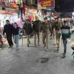 एसएसपी देहरादून द्वारा पलटन बाजार का पैदल भ्रमण कर लिया पुलिस व्यवस्थाओं का जायजा, मुख्य बाजारों/ चौराहों व भीड़ भाड़ वाले स्थानों पर पुलिस की विजिबिलिटी बढ़ाने के दिये निर्देश