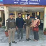 खोए हार को वापस लौटाकर दून पुलिस ने बिखेरी चेहरे पर मुस्कान, 7 लाख रू0 मूल्य के हार के मालिक को ढूंढकर किया उनके सुपुर्द