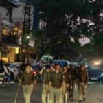 आगामी पर्वो के दौरान शांति एवं कानून व्यवस्था बनाए रखने हेतु एसएसपी दून के निर्देशों पर पुलिस ने किया फ्लैग मार्च, अफवाहों पर ध्यान न देने की करी अपील, सामाजिक सौहार्द को बिगाड़ने का प्रयास करने वालों के विरुद्ध सख्त कार्रवाई की दी चेतावनी