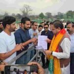 मुख्यमंत्री धामी ने खटीमा भ्रमण के दौरान नगला तराई व हेलीपैड, लोहियाहेड में जनप्रतिनिधियों व जनता  से मुलाकात कर सुनी जनसमस्याएं