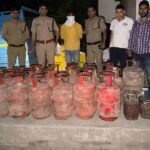रसोई गैस संकट के बीच गैस सिलेंडरों की कालाबाजारी का खुलासा, गैस सिलेंडरों की कालाबाजारी/अवैध बिक्री में संलिप्त 1 अभियुक्त को पुलिस ने चेकिंग अभियान के दौरान किया गिरफ्तार