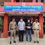 युवक के साथ मारपीट कर मोबाइल छीनने व वाहन को क्षतिग्रस्त करने वाले 2 अभियुक्तों को दून पुलिस ने किया गिरफ्तार