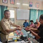 खोए हुए मोबाइल वापस लौटाकर दून पुलिस ने लौटाई चेहरे पर खुशियां, C.E.I.R. पोर्टल के माध्यम से खोये हुए 25 मोबाईल फोन को पुलिस द्वारा बरामद कर किया मोबाइल स्वामियों के सुपुर्द