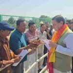 मुख्यमंत्री धामी ने लोहियाहेड हेलीपैड पर जनता व जनप्रतिनिधियों से मुलाकात कर सुनी जनसमस्याएं