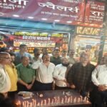 पीएम मोदी की सोना नहीं खरीदने की अपील से सर्राफा व्यापारी नाराज, मोमबत्ती जलाकर किया प्रदर्शन
