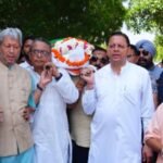 पूर्व मुख्यमंत्री मेजर जनरल भुवन चंद्र खंडूड़ी को मुख्यमंत्री धामी ने दी अंतिम विदाई, पार्थिव शरीर को दिया कंधा
