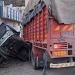ऋषिकेश में बेकाबू ट्रक ने तोड़े डिवाइडर, झोपड़ी में घुसा; चालक समेत 2 की मौत