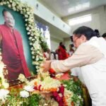 सीएम धामी ने गढ़ी कैंट स्थित स्वर्गीय हरबंश कपूर मेमोरियल कम्युनिटी हॉल में आयोजित श्रद्धांजलि सभा में उत्तराखंड के पूर्व मुख्यमंत्री मेजर जनरल (सेवानिवृत्त) भुवन चंद्र खण्डूड़ी के चित्र पर पुष्प अर्पित कर किये श्रद्धासुमन अर्पित