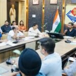 सीएम हेल्पलाइन में लंबित शिकायतों पर डीएम सख्त, डीएम ने विभागों को दी कड़ी हिदायत