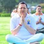 मुख्यमंत्री धामी ने किया योगाभ्यास, स्वस्थ जीवनशैली अपनाने का किया आह्वान