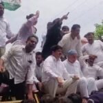 देहरादून में कांग्रेसियों ने किया सचिवालय कूच, पुलिस के साथ जमकर धक्का-मुक्की, हिरासत में कई नेता