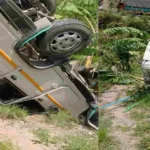 चम्पावत घाट के पास हादसा, सड़क से नीचे खेत में गिरी मैक्स, तीन घायल