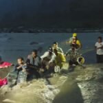 देहरादून में अचानक उफनाई नदी, टापू पर फंसे 7 लोग, एसडीआरएफ ने रेस्क्यू कर बचाई जान