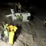 ऋषिकेश में भीषण हादसा, उफनते बीन नदी में पलटा मैक्स वाहन, SDRF ने फंसे दो लोगों को किया रेस्क्यू