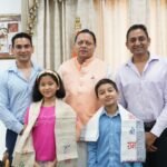 माउंट किलिमंजारो फतह करने वाले नन्हे पर्वतारोहियों से मिले सीएम धामी, रियांश और प्रिशा को दी बधाई