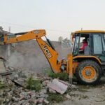 अतिक्रमण पर बुलडोजर एक्शन, 82 परिवारों के मकानों पर चली ध्वस्तीकरण की कार्रवाई, भारी पुलिस बल तैनात